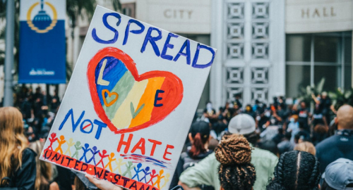 Proteste a Los Angeles: Spettacolo Politico o Necessaria Risposta?